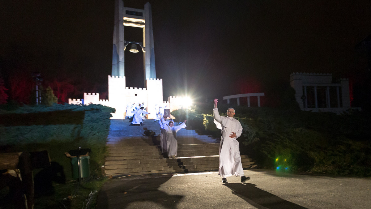 Monumentalne widowisko pasyjne - Misterium Męki Pańskiej - obejrzało w sobotę na poznańskiej Cytadeli kilkadziesiąt tysięcy osób. Misterium po raz pierwszy było pokazywane w ubiegłą sobotę w Warszawie.