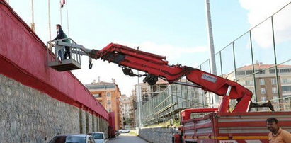 Trener wynajął dźwig, żeby oglądać mecz