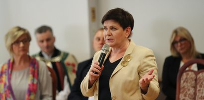 Niewygodne pytania do Szydło: za co pani płacą?