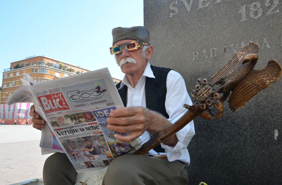 U Novom Sadu „Blic“ je razgrabljen u ranim časovima, ali je primerak dobio i guslar