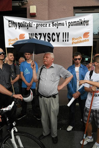 Aktywiści Partii Ruch Palikota pikietowali podczas uroczystości odsłonięcia pomnika Lecha i Marii Kaczyńskich.