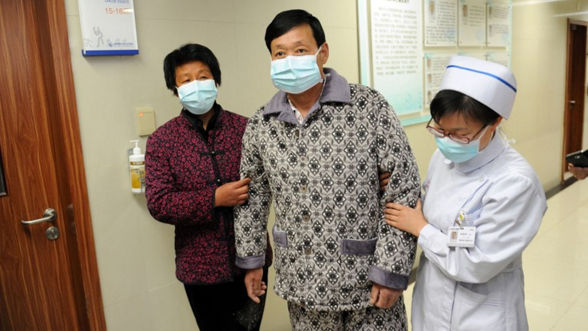 Nowa odmiana ptasiej grypy jest jedną z najgroźniejszych i przenosi się łatwiej na ludzi niż ta, która od 2003 roku zabiła kilkaset osób na całym świecie - poinformowała Światowa Organizacja Zdrowia (WHO).