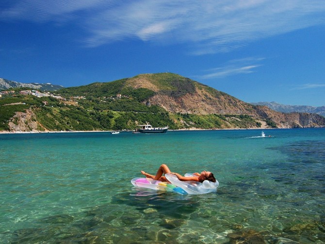 Ženska plaža u Crnoj Gori (Ilustracija)
