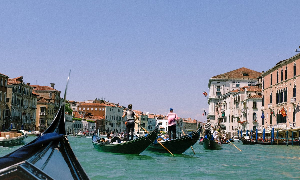 Włoszka żądała odszkodowania za upadek. Sąd odrzucił wniosek, bo była w szpilkach