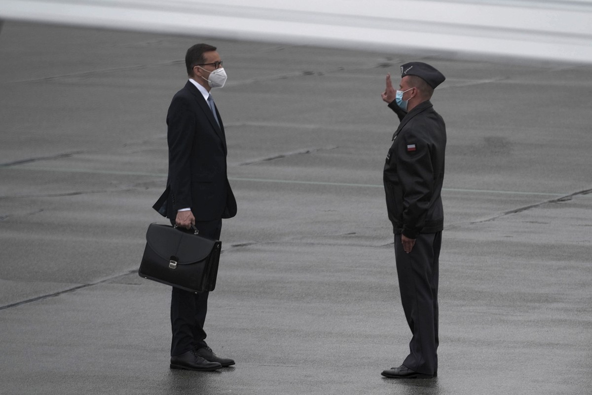 Premier Mateusz Morawiecki przed wylotem do Portugalii