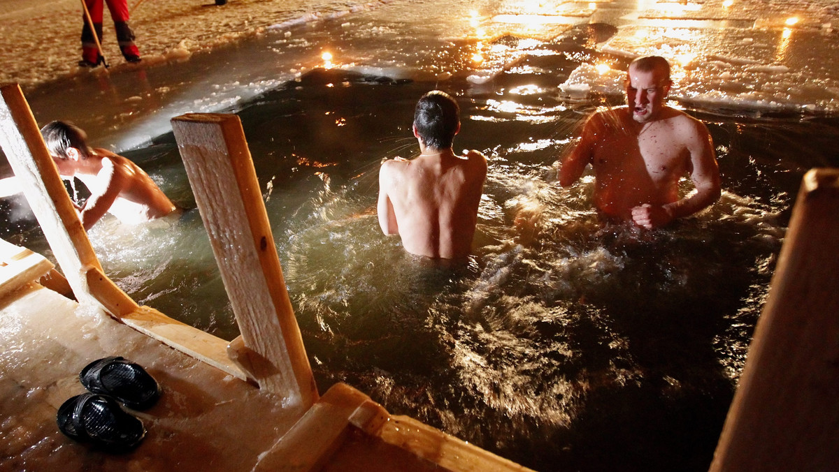Setki osób wykąpały się w czwartek w Kijowie w lodowatej wodzie Dniepru w związku z przypadającym tego dnia u wiernych Kościołów obrządków wschodnich świętem Chrztu Pańskiego, zwanym powszechnie świętem Jordanu.