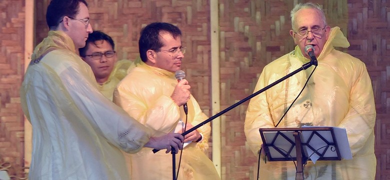 Pielgrzymka papieża w cieniu tajfunów. Piloci chcieli, by Franciszek zmienił plany...