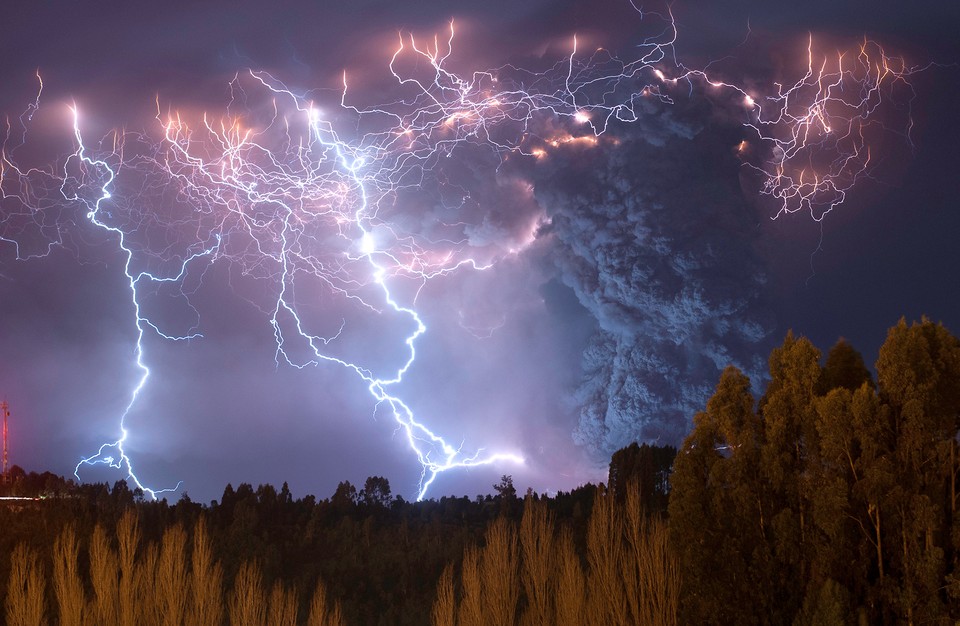 Tormenta en el Caulle (pol. Burza w Caulle) - Francisco Negroni/National Geographic Traveler Photo Contest