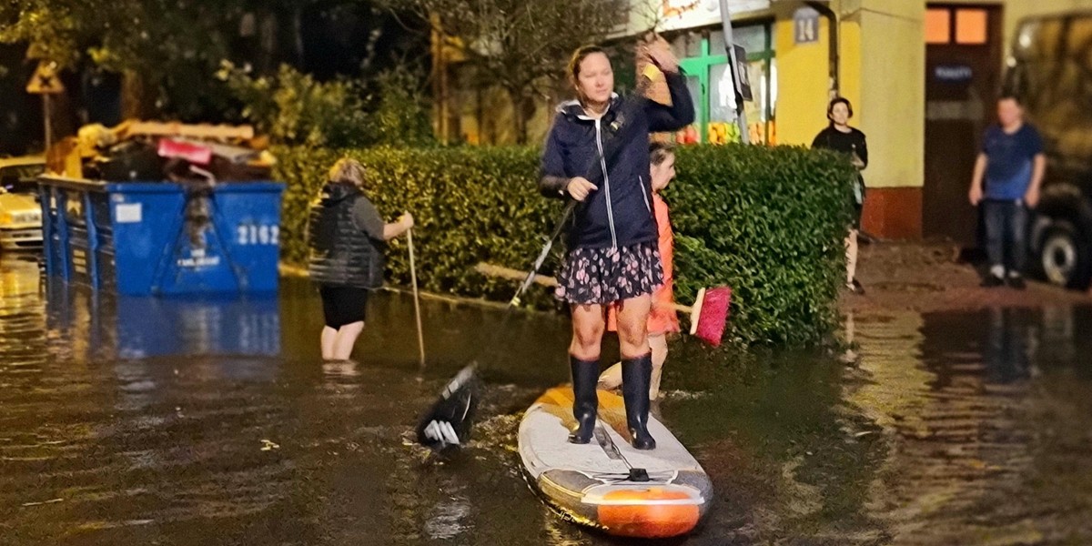 Warszawa zalana po ulewach. Ludzie pływali po ulicach