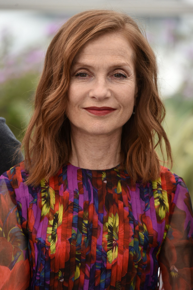 Isabelle Huppert w kolorowej stylizacji na sesji w Cannes