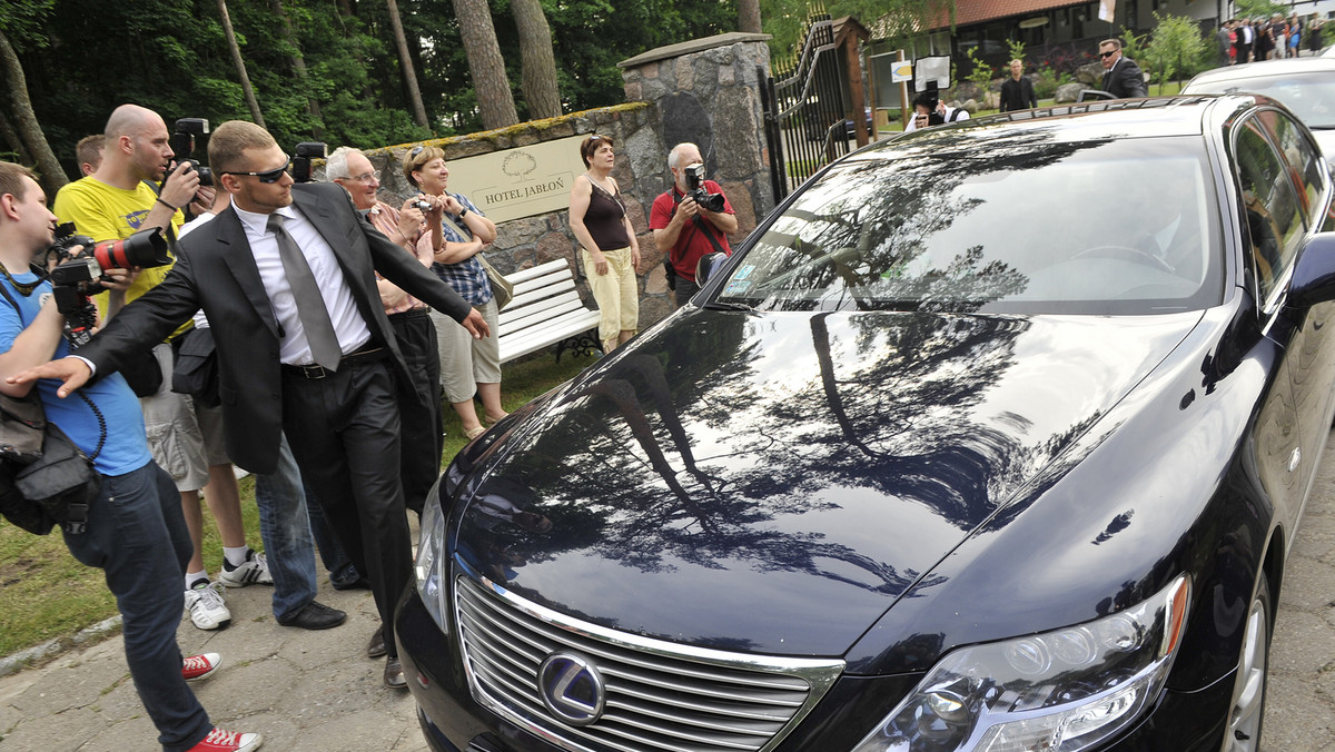 Lexus LS 600h L wiezie Michała Wiśniewskiego i Dominikę Tajner do ślubu (fot. AKPA)