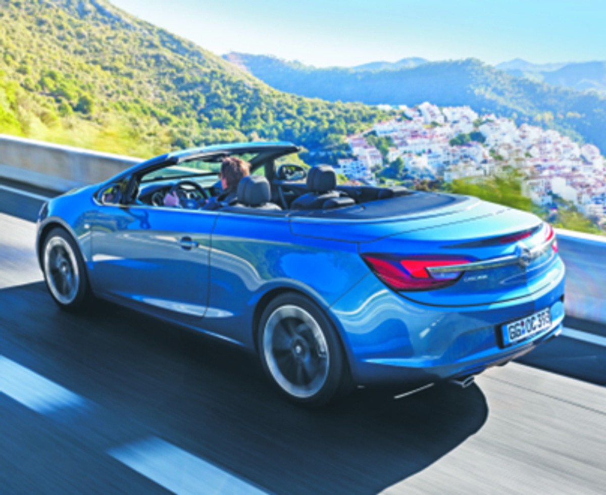Opel Cascada: pochodzenie. Pięknie wygląda, pięknie się nazywa i jeszcze ma piękne pochodzenie – auto produkowane jest w śląskich Gliwicach. Zbudowano je na bazie popularnej Astry, ale te plebejskie korzenie zdradzają wyłącznie przednie reflektory. Co ciekawe, inaczej niż u większości konkurentów dach w Cascadzie jest wykonany z materiału, a nie z metalu, co dodaje jej szyku i elegancji. Wreszcie mamy samochód z Polski, którego nie musimy się wstydzić. Szkoda tylko, że wymyślili go Niemcy.
