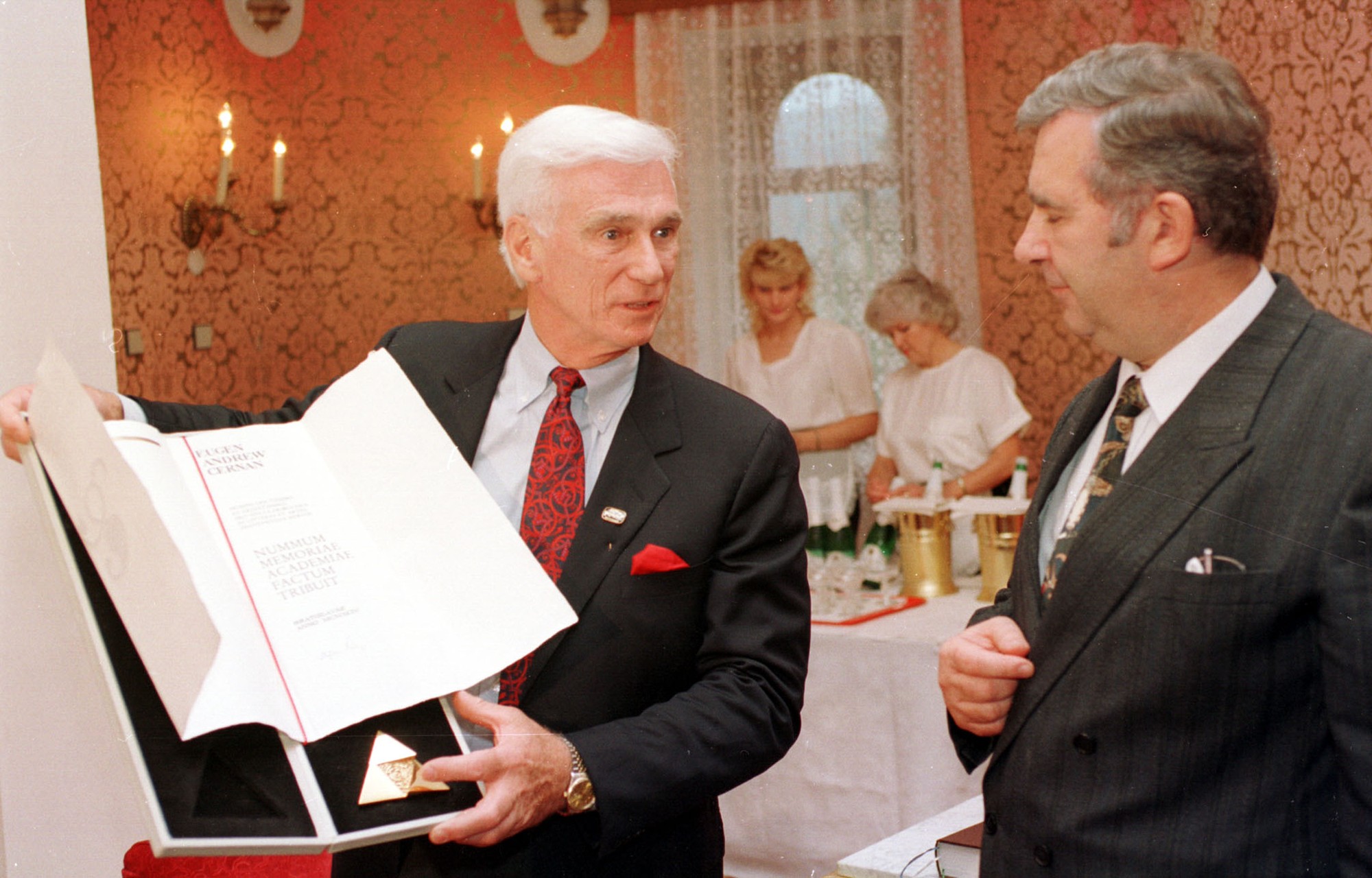 Americký kozmonaut slovenského pôvodu Eugen Andrew Cernan (vľavo) počas aktu udelenia Zlatej medaily SAV 24. septembra 1994 v Smoleniciach.