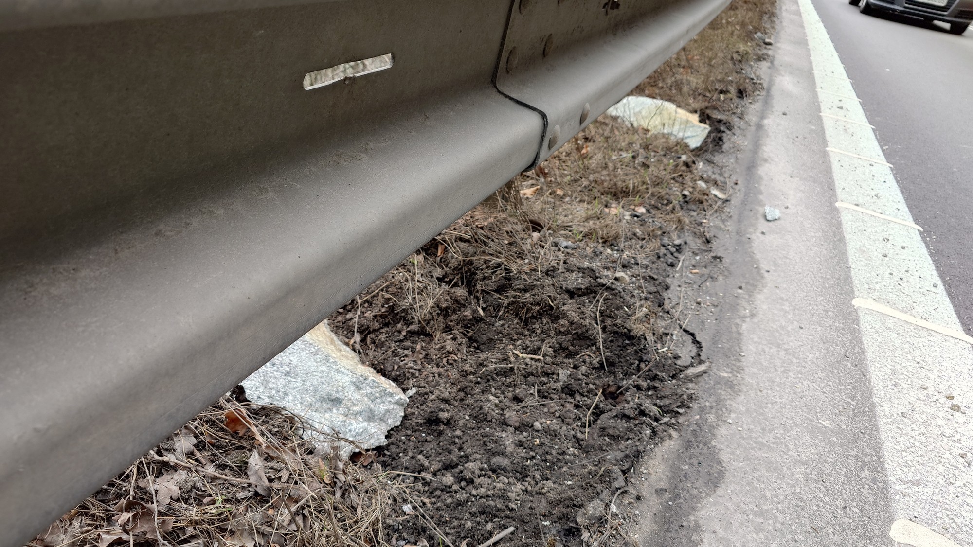 Poškodená vozovka po páde skál na ceste I/18 v katastrálnom území Strečna.