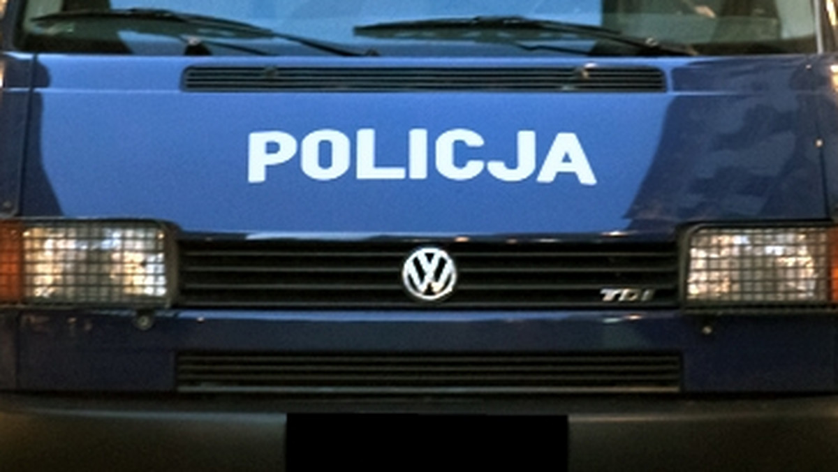 "Głos Pomorza": w sobotę, 24 listopada policjanci ze Słupska zatrzymali w pobliżu trakcji kolejowej czterech nieletnich podejrzewanych o kradzież metalowych płóz kolejowych z wagonów.