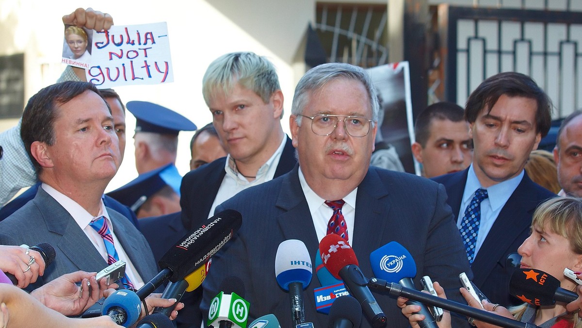 Przedstawiciel Departamentu Stanu USA Thomas Melia i amerykański ambasador na Ukrainie John Tefft spotkali się w poniedziałek z byłą premier tego kraju Julią Tymoszenko, odbywającą karę siedmiu lat więzienia w Charkowie na wschodzie kraju.
To już drugie w ostatnich dniach widzenie opozycyjnej polityk z przedstawicielami obcego państwa. W piątek Tymoszenko rozmawiała z prezydent Litwy Dalią Grybauskaite.