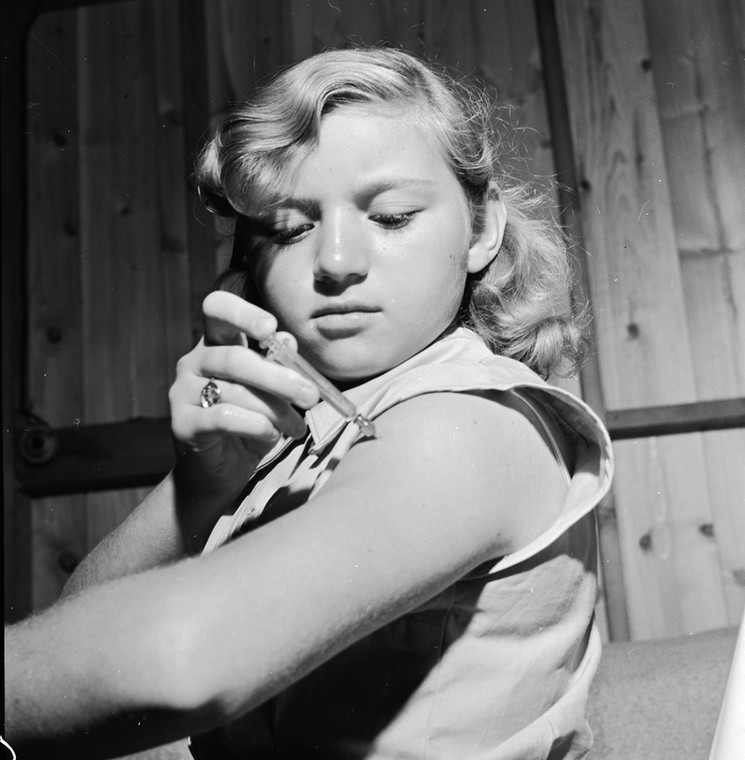 Dziewczyna robiąca sobie zastrzyk z insuliną (lata 50. XX w.)
