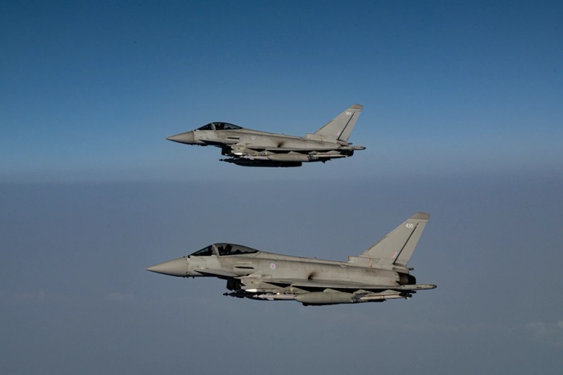 Dwa myśliwce Eurofighter Typhoon z RAF nad wschodnim Morzem Śródziemnym. Źródło: USAF.