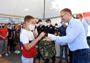 Nebojša Stefanović sa decom poginulih pripadnika policije