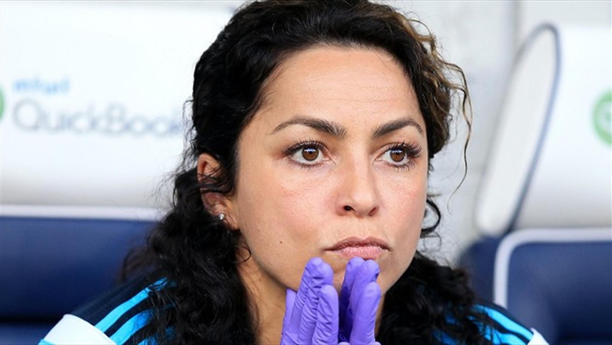 Była doktor piłkarzy Chelsea Eva Carneiro, która zwolniła się z pracy na początku tego sezonu, domaga się od menedżera The Blues publicznych przeprosin, a od klubu odszkodowania. Carneiro pozwała mistrzów Anglii o to, że wytworzyli wrogie środowisko pracy, co skłoniło ją do odejścia z pracy. Drugim zarzutem jest dyskryminacja ze względu na płeć.