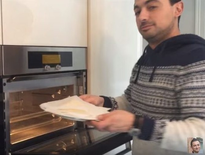 Teo Majkls pravi 4 palačinke za dva minuta. Evo kako