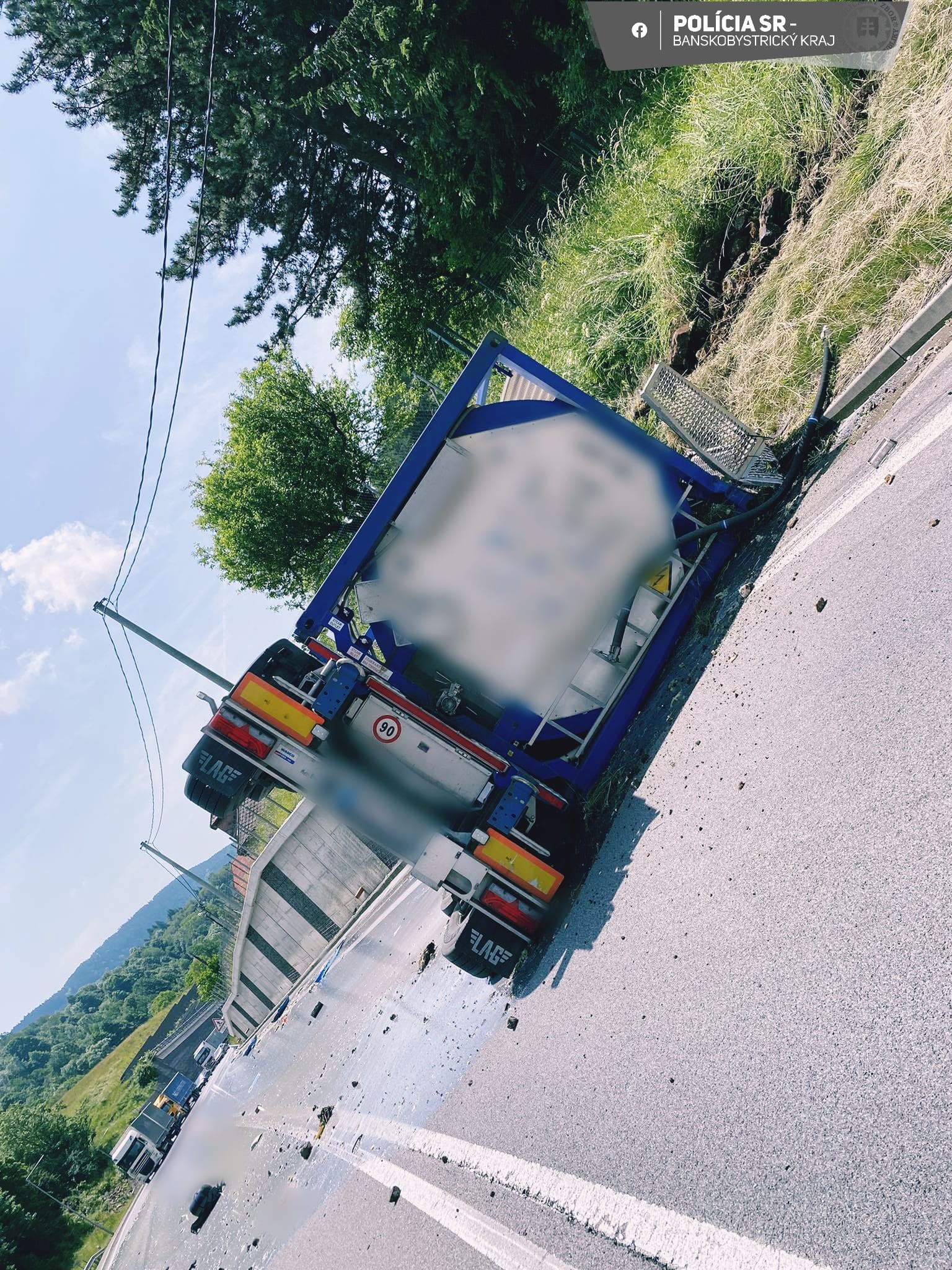 Vodič s prevráteným návesom prešiel vyše 200 metrov, nafúkal 3,6 promile.
