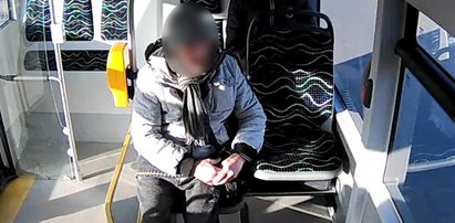 Staruszka pozostawiła w autobusie oszczędności. Bezdomny nie miał skrupułów