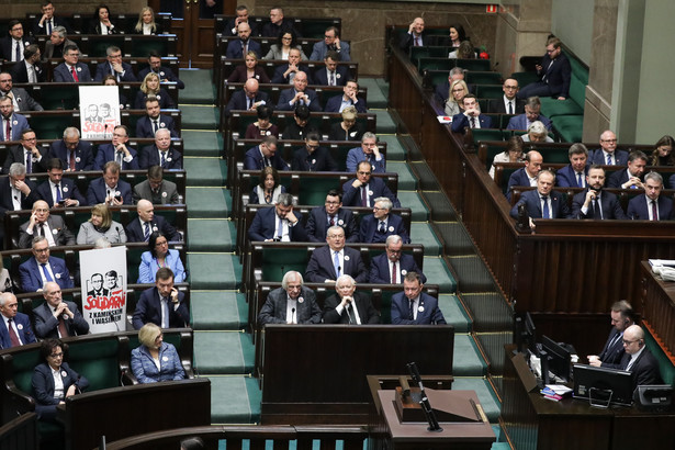 W trakcie wystąpień przedstawicieli klubów poselskich Elżbieta Witek (PiS) powiedziała, że „Sejm obraduje w składzie niepełnym”.