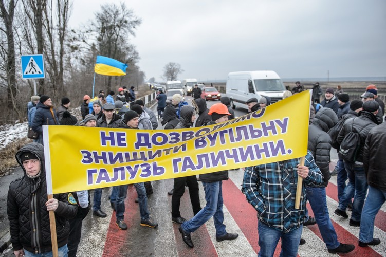 UKRAINA. Smereków. Protest górników i blokada drogi
