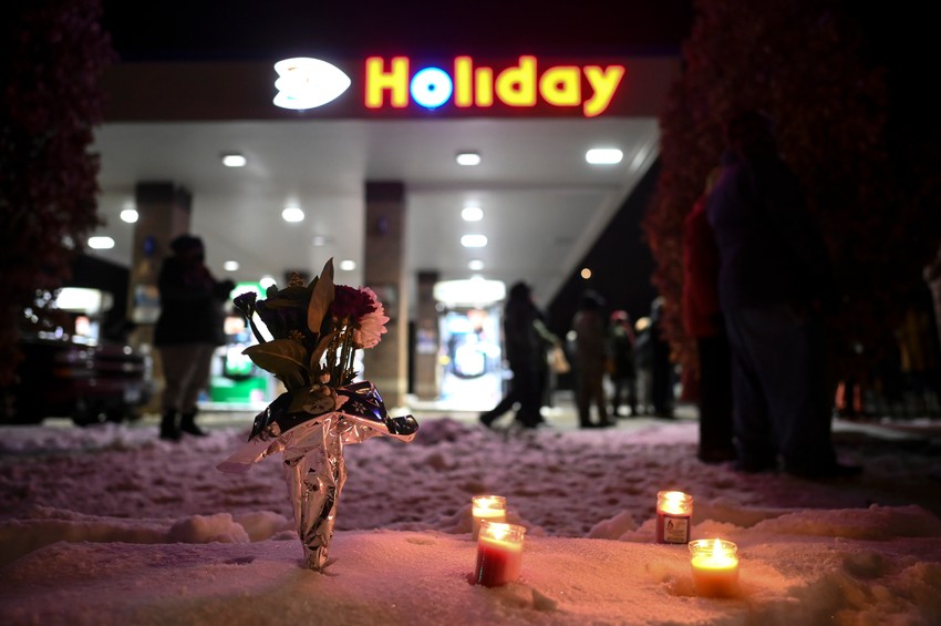 Cveće i sveće na mestu ubistva dvadesettrogodišnjaka