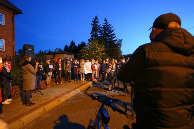 Protest pod budynkiem Kurii Diecezjalnej w Kaliszu