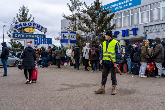 Służby porządkowe mają założone żółte kamizelki