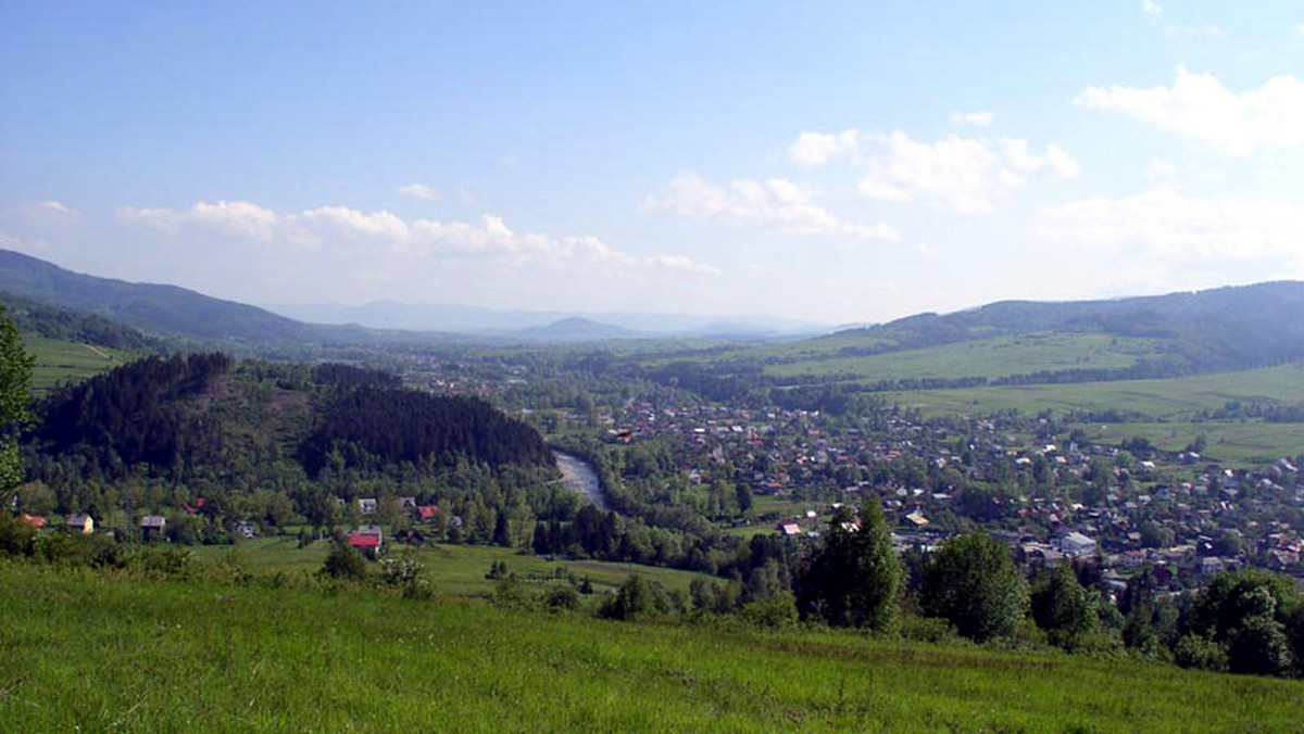 Osuwisko na górze Prusów w Milówce (Beskid Żywiecki) jest nadal aktywne. Błoto i kamienie zablokowały jedyną drogę do kilkunastu gospodarstw. Drogowcy i leśnicy muszą przygotować drogę awaryjną - powiedział PAP wojewoda śląski Zygmunt Łukaszczyk.