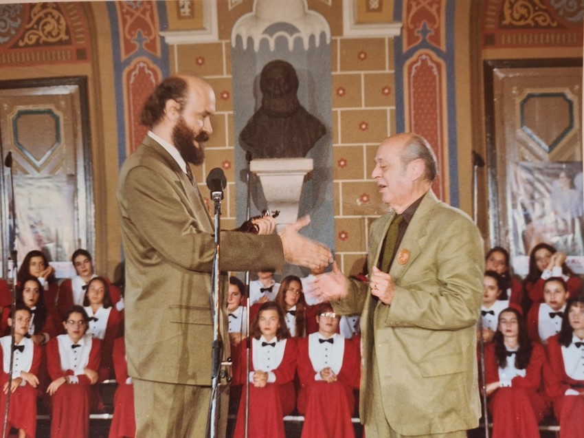 Nenad Grujičić uručuje Ivanu V Laliću Brankovu statuetu 1995 u Karlovačkoj gimnaziji