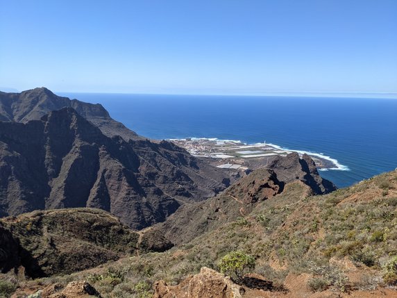 Widok na Punta del Hidalgo z punktu widokowego Mirador Aguaide. Góry Anaga. Teneryfa