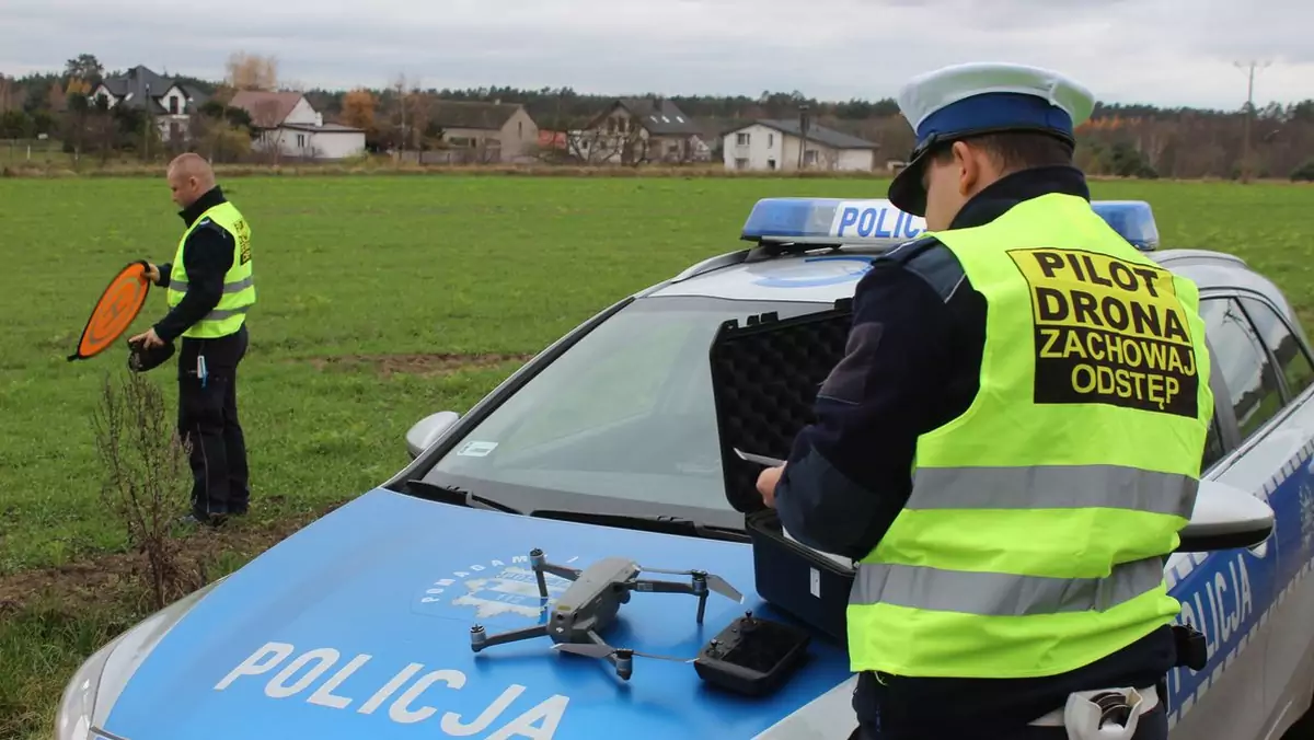 Operatorzy dronów zwykle znajdują się w takiej odległości od drogi, że kierowcy nie mają szans, żeby ich zauważyć. 