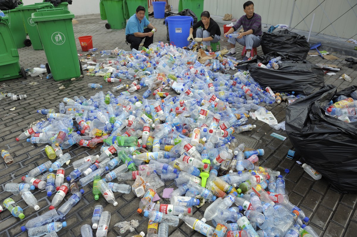 Chińscy robotnicy sortują zużyte plastikowe butelki. Zdj. imageshunter / Shutterstock.com