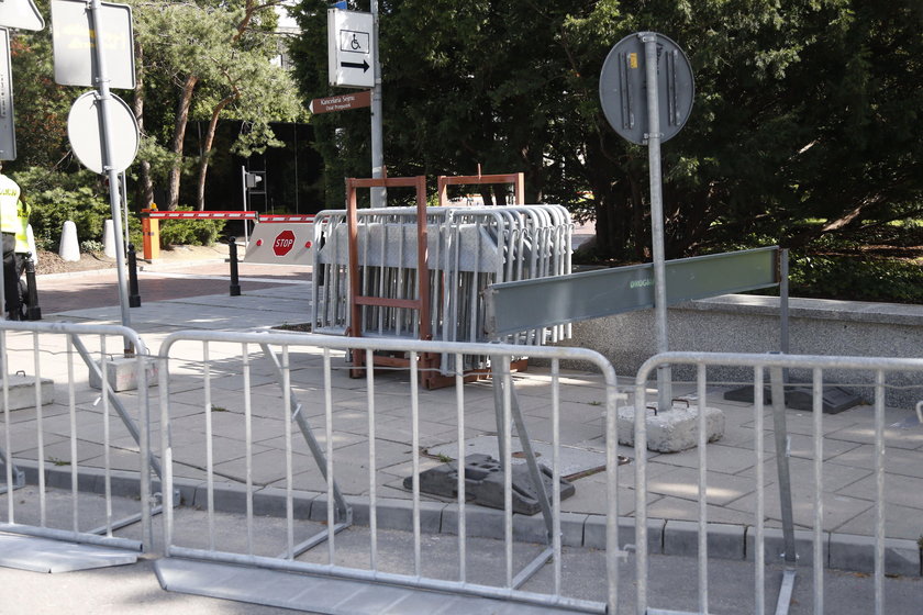 Szef PSP kazał strażakom rozstawiać barierki przed Sejmem z 14 na 15 lipca