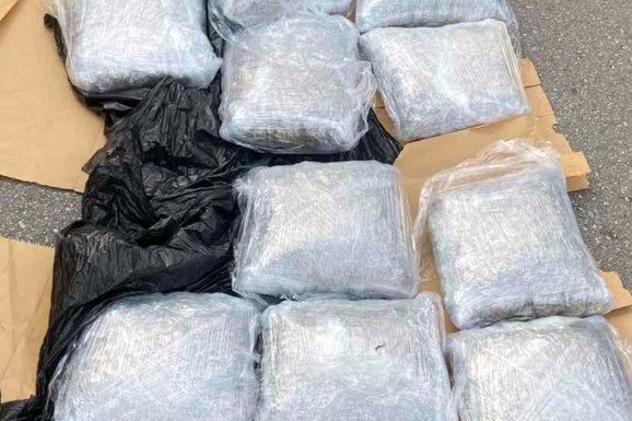 U "OPELU" KRIO 10 KILOGRAMA DROGE Mladić uhapšen u Beljini: U automobilu pronađeno 10 paketa (FOTO)