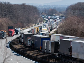 Pandemia koronawirusa. .Jaki będzie miała wpływ na gospodarkę? Kto straci najwięcej, a kto nawet zyska? Prognozy Goldman Sachs. Na zdjęciu kolejka na granicy polsko-niemieckiej powstała w wyniku zamknięcia granic dla przewozów osobowych.