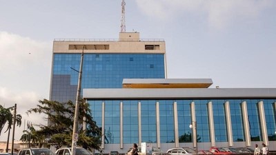 Pedestrians walk in front of Ghana's central bank building in Accra, Ghana, November 16, 2015.   REUTERS/Francis Kokoroko