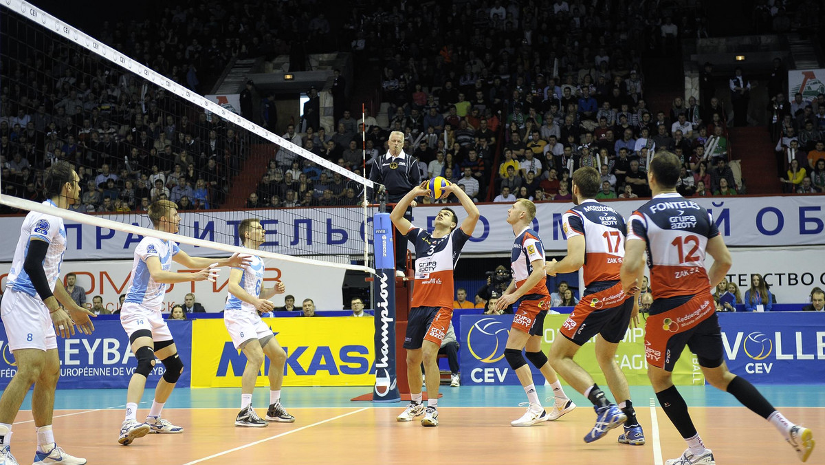 ZAKSA Kędzierzyn-Koźle z dalekiego Omska z turnieju Final Four Ligi Mistrzów 2013 wróci na tarczy, bez miejsca na podium, ale i z cenną nauką na przyszłość odebraną od wielkich rywali. W meczu o trzecią lokatę polski zespół przegrał 1:3 (22:25, 25:22, 20:25, 17:25) z mistrzem Rosji, Zenitem Kazań (Fot. CEV).