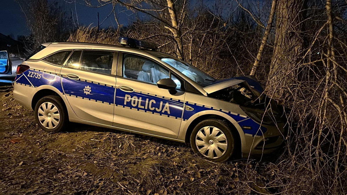 Policjant wiózł nastolatki i rozbił radiowóz. Nowe informacje