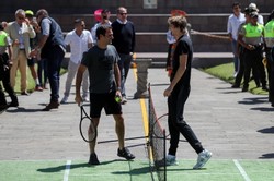 Roger Federer i Alexander Zverev obsypani różami w Quito