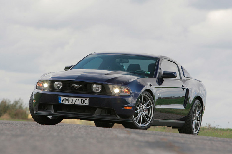 Ford Mustang I kontra Mustang V: klub koni mechanicznych