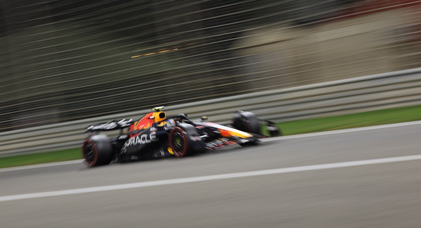 epa10502984 Dutch Formula One driver Max Verstappen of Red Bull Racing in action during the qualifying session for the Formula One Grand Prix of Bahrain at the Bahrain International Circuit in Sakhir, Bahrain, 04 March 2023. The Formula One Grand Prix of Bahrain takes place on 05 March. EPA/Ali Haider Dostawca: PAP/EPA.