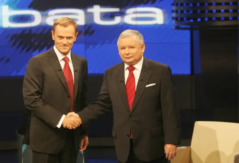 Donald Tusk i Jarosław Kaczyński podczas debaty w 2007 r.