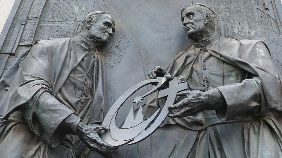 Pamiątkowa tablica na katedrze w Kolonii upamiętniająca Światowe Dni Młodzieży. Papież Jan Paweł II i Papież Benedykt XVI