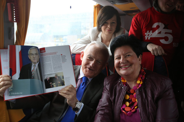 Leszek Miller i Joanna Senyszyn w czerwonym autobusie. Fot. PAP/Leszek Szymański