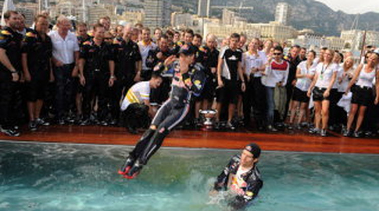 Webber és Vettel medencepartin ünnepeltek
